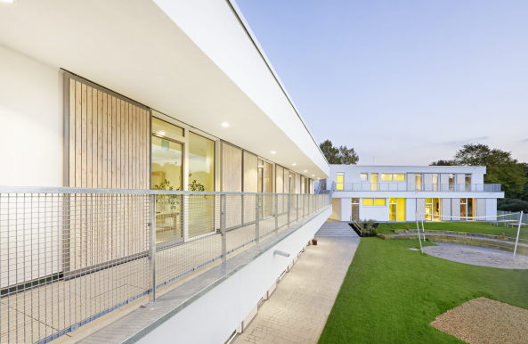 Kppel + Klieber, Kindergarten, Kita, Stuttgart, Kita in Gehenbhl, Farbe, Bauten fr Kinder, Montessori-Kindergarten, Familienzenturm, Fassade, Material, Wettbewerb gewonnen, Grundriss, Seitenflgel, BauNetz, Baunetz-Meldungen, Neubau, Architekt, Richfest, Fertigstellung, Neubau, Von der Farbe zur Form, Kinderbetreung