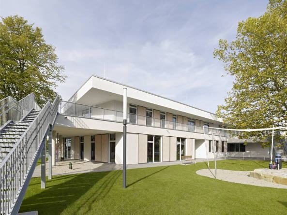 K�ppel + Klieber, Kindergarten, Kita, Stuttgart, Kita in Gehenb�hl, Farbe, Bauten f�r Kinder, Montessori-Kindergarten, Familienzenturm, Fassade, Material, Wettbewerb gewonnen, Grundriss, Seitenfl�gel, BauNetz, Baunetz-Meldungen, Neubau, Architekt, Richfest, Fertigstellung, Neubau, Von der Farbe zur Form, Kinderbetreung