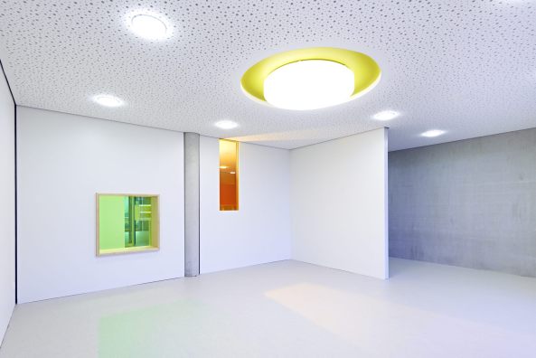 K�ppel + Klieber, Kindergarten, Kita, Stuttgart, Kita in Gehenb�hl, Farbe, Bauten f�r Kinder, Montessori-Kindergarten, Familienzenturm, Fassade, Material, Wettbewerb gewonnen, Grundriss, Seitenfl�gel, BauNetz, Baunetz-Meldungen, Neubau, Architekt, Richfest, Fertigstellung, Neubau, Von der Farbe zur Form, Kinderbetreung