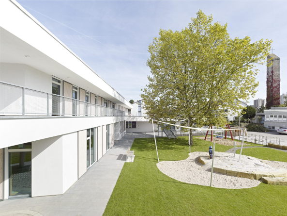 K�ppel + Klieber, Kindergarten, Kita, Stuttgart, Kita in Gehenb�hl, Farbe, Bauten f�r Kinder, Montessori-Kindergarten, Familienzenturm, Fassade, Material, Wettbewerb gewonnen, Grundriss, Seitenfl�gel, BauNetz, Baunetz-Meldungen, Neubau, Architekt, Richfest, Fertigstellung, Neubau, Von der Farbe zur Form, Kinderbetreung