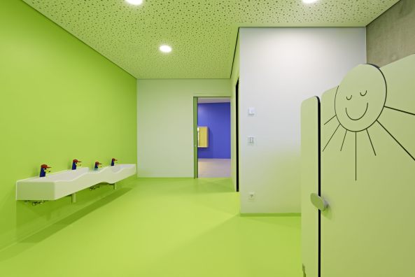 K�ppel + Klieber, Kindergarten, Kita, Stuttgart, Kita in Gehenb�hl, Farbe, Bauten f�r Kinder, Montessori-Kindergarten, Familienzenturm, Fassade, Material, Wettbewerb gewonnen, Grundriss, Seitenfl�gel, BauNetz, Baunetz-Meldungen, Neubau, Architekt, Richfest, Fertigstellung, Neubau, Von der Farbe zur Form, Kinderbetreung