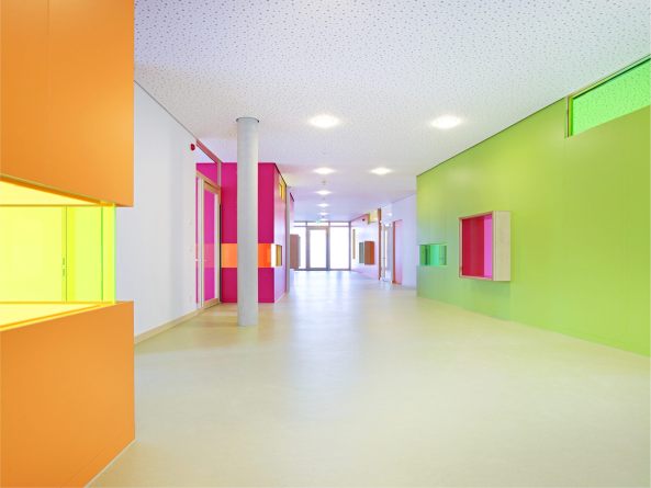 K�ppel + Klieber, Kindergarten, Kita, Stuttgart, Kita in Gehenb�hl, Farbe, Bauten f�r Kinder, Montessori-Kindergarten, Familienzenturm, Fassade, Material, Wettbewerb gewonnen, Grundriss, Seitenfl�gel, BauNetz, Baunetz-Meldungen, Neubau, Architekt, Richfest, Fertigstellung, Neubau, Von der Farbe zur Form, Kinderbetreung