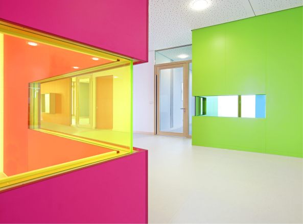 K�ppel + Klieber, Kindergarten, Kita, Stuttgart, Kita in Gehenb�hl, Farbe, Bauten f�r Kinder, Montessori-Kindergarten, Familienzenturm, Fassade, Material, Wettbewerb gewonnen, Grundriss, Seitenfl�gel, BauNetz, Baunetz-Meldungen, Neubau, Architekt, Richfest, Fertigstellung, Neubau, Von der Farbe zur Form, Kinderbetreung