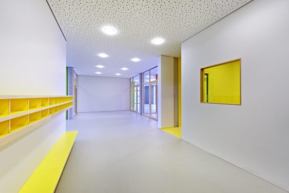 K�ppel + Klieber, Kindergarten, Kita, Stuttgart, Kita in Gehenb�hl, Farbe, Bauten f�r Kinder, Montessori-Kindergarten, Familienzenturm, Fassade, Material, Wettbewerb gewonnen, Grundriss, Seitenfl�gel, BauNetz, Baunetz-Meldungen, Neubau, Architekt, Richfest, Fertigstellung, Neubau, Von der Farbe zur Form, Kinderbetreung