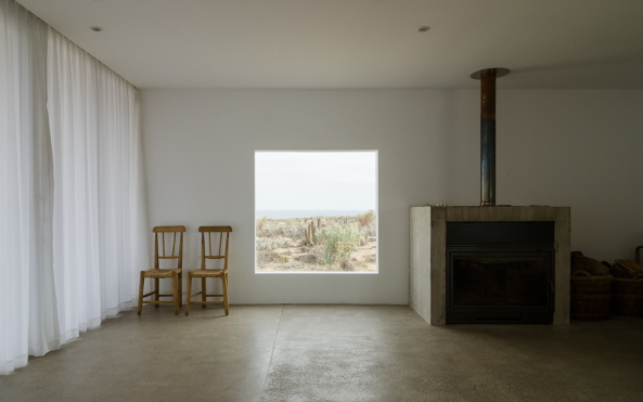 Chile, Haus, House, Villa, Ocean, Pacific, Pazifik, Neubau, Beton brut, Concrete, Weekend house, Wochenendhaus, L-frmig, Winkel. Terrasse, Sand, Felipe Fontecilla, Claudio Baladrn Z., Felipe de Ferrari M. and Diego Grass P., Huentelauqun, Plan Comn, Comunidad Agrcola de Huentelauqun, Atacama desert, Santiago de Chile, Einfamilienhaus,