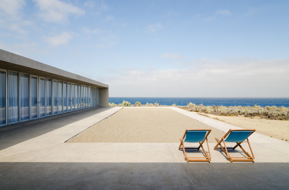 Chile, Haus, House, Villa, Ocean, Pacific, Pazifik, Neubau, Beton brut, Concrete, Weekend house, Wochenendhaus, L-frmig, Winkel. Terrasse, Sand, Felipe Fontecilla, Claudio Baladrn Z., Felipe de Ferrari M. and Diego Grass P., Huentelauqun, Plan Comn, Comunidad Agrcola de Huentelauqun, Atacama desert, Santiago de Chile, Einfamilienhaus,