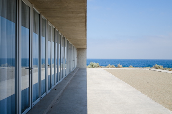 Chile, Haus, House, Villa, Ocean, Pacific, Pazifik, Neubau, Beton brut, Concrete, Weekend house, Wochenendhaus, L-frmig, Winkel. Terrasse, Sand, Felipe Fontecilla, Claudio Baladrn Z., Felipe de Ferrari M. and Diego Grass P., Huentelauqun, Plan Comn, Comunidad Agrcola de Huentelauqun, Atacama desert, Santiago de Chile, Einfamilienhaus,