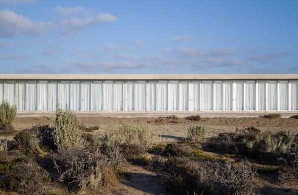Chile, Haus, House, Villa, Ocean, Pacific, Pazifik, Neubau, Beton brut, Concrete, Weekend house, Wochenendhaus, L-frmig, Winkel. Terrasse, Sand, Felipe Fontecilla, Claudio Baladrn Z., Felipe de Ferrari M. and Diego Grass P., Huentelauqun, Plan Comn, Comunidad Agrcola de Huentelauqun, Atacama desert, Santiago de Chile, Einfamilienhaus,