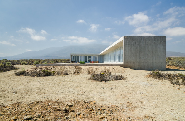 Chile, Haus, House, Villa, Ocean, Pacific, Pazifik, Neubau, Beton brut, Concrete, Weekend house, Wochenendhaus, L-frmig, Winkel. Terrasse, Sand, Felipe Fontecilla, Claudio Baladrn Z., Felipe de Ferrari M. and Diego Grass P., Huentelauqun, Plan Comn, Comunidad Agrcola de Huentelauqun, Atacama desert, Santiago de Chile, Einfamilienhaus,