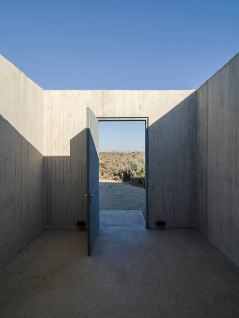 Chile, Haus, House, Villa, Ocean, Pacific, Pazifik, Neubau, Beton brut, Concrete, Weekend house, Wochenendhaus, L-frmig, Winkel. Terrasse, Sand, Felipe Fontecilla, Claudio Baladrn Z., Felipe de Ferrari M. and Diego Grass P., Huentelauqun, Plan Comn, Comunidad Agrcola de Huentelauqun, Atacama desert, Santiago de Chile, Einfamilienhaus,