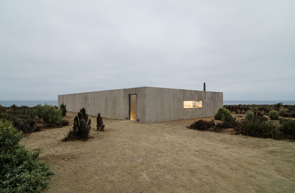 Chile, Haus, House, Villa, Ocean, Pacific, Pazifik, Neubau, Beton brut, Concrete, Weekend house, Wochenendhaus, L-frmig, Winkel. Terrasse, Sand, Felipe Fontecilla, Claudio Baladrn Z., Felipe de Ferrari M. and Diego Grass P., Huentelauqun, Plan Comn, Comunidad Agrcola de Huentelauqun, Atacama desert, Santiago de Chile, Einfamilienhaus,