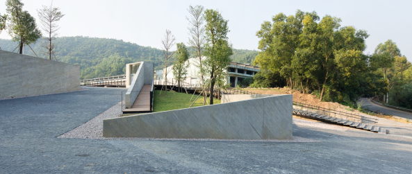 China, Shenzhen, Umbau, O-office Architecs, MJH Gallery, conversion, Leerstand, concrete, Beton, Stahl, steel, Gewerbebetrieb, Werkstatt, Pavilion, Pavillon, Industriebau, industrial relic, Galerie, gallery, Ausstellungshalle, exhibition hall, exhibition, Ausstellung, Doppeldach, Licht, Beleuchtung, light, Glas, glass, show room, Kunsthandel, art shop, multifunktional space