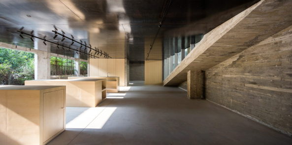 China, Shenzhen, Umbau, O-office Architecs, MJH Gallery, conversion, Leerstand, concrete, Beton, Stahl, steel, Gewerbebetrieb, Werkstatt, Pavilion, Pavillon, Industriebau, industrial relic, Galerie, gallery, Ausstellungshalle, exhibition hall, exhibition, Ausstellung, Doppeldach, Licht, Beleuchtung, light, Glas, glass, show room, Kunsthandel, art shop, multifunktional space
