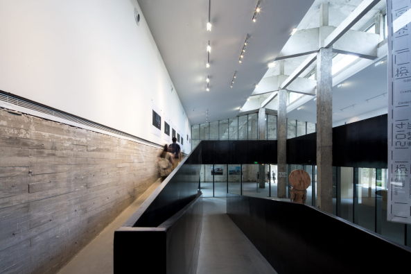 China, Shenzhen, Umbau, O-office Architecs, MJH Gallery, conversion, Leerstand, concrete, Beton, Stahl, steel, Gewerbebetrieb, Werkstatt, Pavilion, Pavillon, Industriebau, industrial relic, Galerie, gallery, Ausstellungshalle, exhibition hall, exhibition, Ausstellung, Doppeldach, Licht, Beleuchtung, light, Glas, glass, show room, Kunsthandel, art shop, multifunktional space