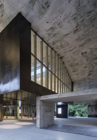 China, Shenzhen, Umbau, O-office Architecs, MJH Gallery, conversion, Leerstand, concrete, Beton, Stahl, steel, Gewerbebetrieb, Werkstatt, Pavilion, Pavillon, Industriebau, industrial relic, Galerie, gallery, Ausstellungshalle, exhibition hall, exhibition, Ausstellung, Doppeldach, Licht, Beleuchtung, light, Glas, glass, show room, Kunsthandel, art shop, multifunktional space