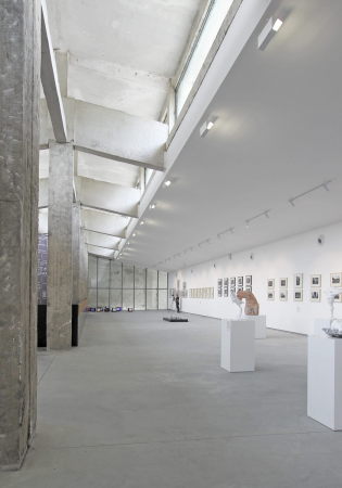 China, Shenzhen, Umbau, O-office Architecs, MJH Gallery, conversion, Leerstand, concrete, Beton, Stahl, steel, Gewerbebetrieb, Werkstatt, Pavilion, Pavillon, Industriebau, industrial relic, Galerie, gallery, Ausstellungshalle, exhibition hall, exhibition, Ausstellung, Doppeldach, Licht, Beleuchtung, light, Glas, glass, show room, Kunsthandel, art shop, multifunktional space