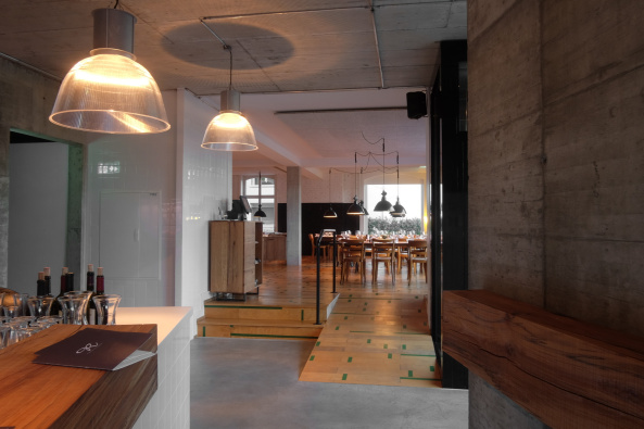 Apartmenthaus mit Restaurant in Basel von HHF