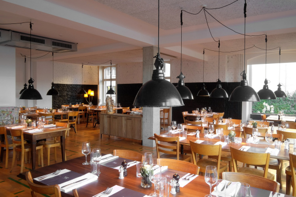 Apartmenthaus mit Restaurant in Basel von HHF