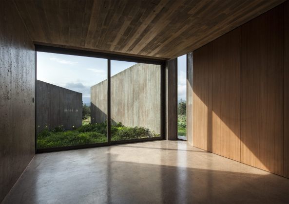 Megara, Griechenland, tense architecture, Haus, Wohnhaus, house, Beton, concrete, Glas, glass, Gerania Mountains, Berge, Glasdach, Dach, roof, Dreieck, triangle, Trapez, Gebirge, Hof, court, Atrium, begrntes Dach, green roof