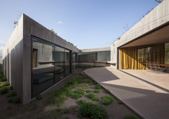 Megara, Griechenland, tense architecture, Haus, Wohnhaus, house, Beton, concrete, Glas, glass, Gerania Mountains, Berge, Glasdach, Dach, roof, Dreieck, triangle, Trapez, Gebirge, Hof, court, Atrium, begrntes Dach, green roof