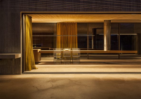 Megara, Griechenland, tense architecture, Haus, Wohnhaus, house, Beton, concrete, Glas, glass, Gerania Mountains, Berge, Glasdach, Dach, roof, Dreieck, triangle, Trapez, Gebirge, Hof, court, Atrium, begrntes Dach, green roof