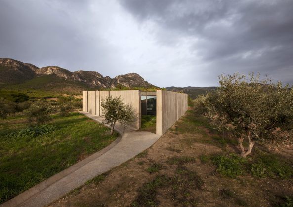 Megara, Griechenland, tense architecture, Haus, Wohnhaus, house, Beton, concrete, Glas, glass, Gerania Mountains, Berge, Glasdach, Dach, roof, Dreieck, triangle, Trapez, Gebirge, Hof, court, Atrium, begrntes Dach, green roof