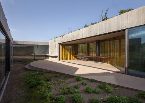 Megara, Griechenland, tense architecture, Haus, Wohnhaus, house, Beton, concrete, Glas, glass, Gerania Mountains, Berge, Glasdach, Dach, roof, Dreieck, triangle, Trapez, Gebirge, Hof, court, Atrium, begrntes Dach, green roof