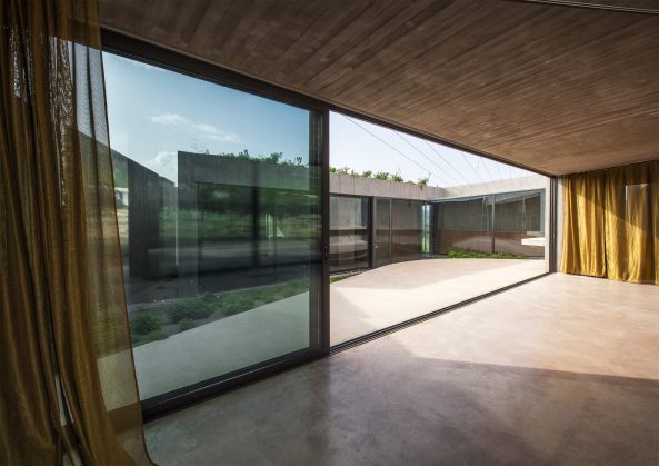 Megara, Griechenland, tense architecture, Haus, Wohnhaus, house, Beton, concrete, Glas, glass, Gerania Mountains, Berge, Glasdach, Dach, roof, Dreieck, triangle, Trapez, Gebirge, Hof, court, Atrium, begrntes Dach, green roof