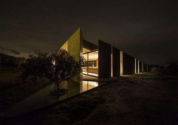 Megara, Griechenland, tense architecture, Haus, Wohnhaus, house, Beton, concrete, Glas, glass, Gerania Mountains, Berge, Glasdach, Dach, roof, Dreieck, triangle, Trapez, Gebirge, Hof, court, Atrium, begrntes Dach, green roof