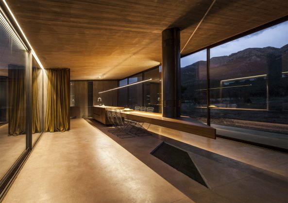 Megara, Griechenland, tense architecture, Haus, Wohnhaus, house, Beton, concrete, Glas, glass, Gerania Mountains, Berge, Glasdach, Dach, roof, Dreieck, triangle, Trapez, Gebirge, Hof, court, Atrium, begrntes Dach, green roof