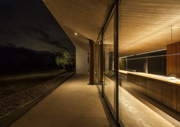 Megara, Griechenland, tense architecture, Haus, Wohnhaus, house, Beton, concrete, Glas, glass, Gerania Mountains, Berge, Glasdach, Dach, roof, Dreieck, triangle, Trapez, Gebirge, Hof, court, Atrium, begrntes Dach, green roof