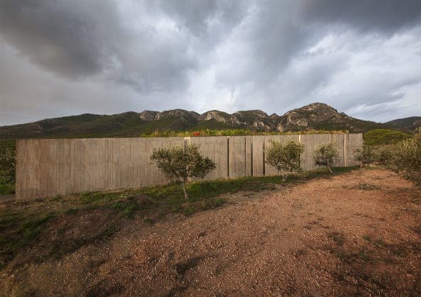 Megara, Griechenland, tense architecture, Haus, Wohnhaus, house, Beton, concrete, Glas, glass, Gerania Mountains, Berge, Glasdach, Dach, roof, Dreieck, triangle, Trapez, Gebirge, Hof, court, Atrium, begrntes Dach, green roof