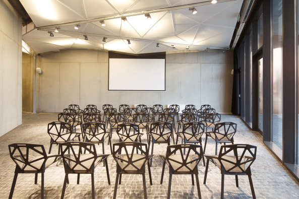 Polen, Museum, poland, museum, Feuer, fire, Fassade, facade, Beton, concrete, Kupfer, copper, Pflastersteine, flagging