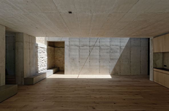 Hertl Architekten, Steyr, sterreich, Gartenhaus, Mittelalter, historische Bebauung, Stein, stone, Bauernhaus, Bildstock, Mauer, Garten, garden, Grn, Hof, Innenhof, court, Refugium, Laboratorium, Ruinen, Neubau, beton, concrete, Flustein, Vollziegel, Flu, Mauerwerk, Glas, glass, Fenster, Licht, Beleuchtung, Ofen, stove, Wald