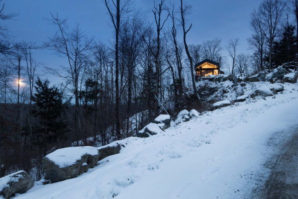 Kanada, quebec, montreal, naturehumaine, iknoe, archetyp, wald, berg, hang, wohnhaus, einfamilienhaus, Bolton Residence, Adrien Williams, David Dworkind, holz, beton, giebel
