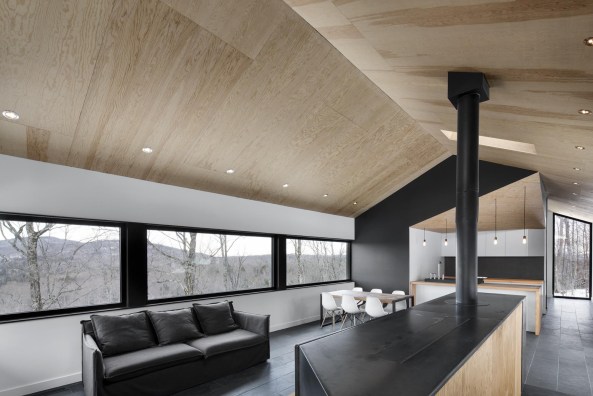 Kanada, quebec, montreal, naturehumaine, iknoe, archetyp, wald, berg, hang, wohnhaus, einfamilienhaus, Bolton Residence, Adrien Williams, David Dworkind, holz, beton, giebel