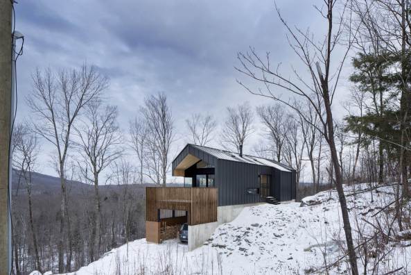Kanada, quebec, montreal, naturehumaine, iknoe, archetyp, wald, berg, hang, wohnhaus, einfamilienhaus, Bolton Residence, Adrien Williams, David Dworkind, holz, beton, giebel