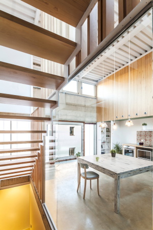 Sau, Taller Darquitectura, House Migdia, Casa, Claudia Galicia, Josep Arisa, Andrs Flajszer, Marta Poch, Mria Surez, Einfamilienhaus, Stadthaus, Neubau, Holz, Beton, Granollers, Spanien, Katalanien, Katalonien, Stadthaus, Townhaus, Catalonia, billig bauen, Intelligentes Glas, Garten, pflegeleichter Garten, cheap construction, Trapezblech