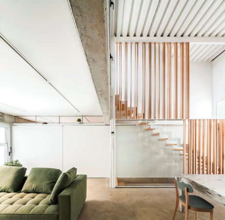 Sau, Taller Darquitectura, House Migdia, Casa, Claudia Galicia, Josep Arisa, Andrs Flajszer, Marta Poch, Mria Surez, Einfamilienhaus, Stadthaus, Neubau, Holz, Beton, Granollers, Spanien, Katalanien, Katalonien, Stadthaus, Townhaus, Catalonia, billig bauen, Intelligentes Glas, Garten, pflegeleichter Garten, cheap construction, Trapezblech