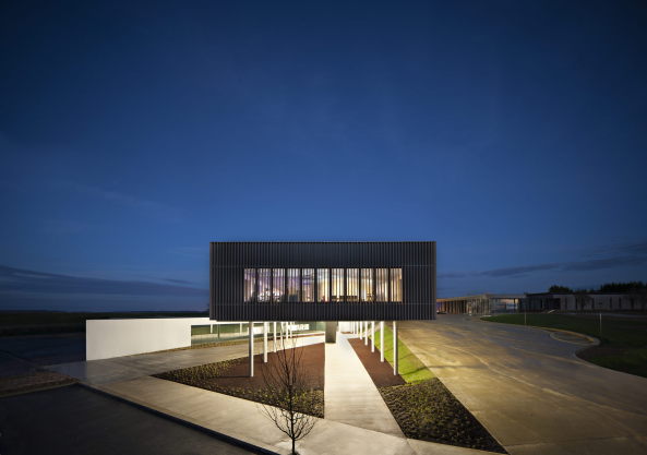 Lac du Der-Chantecoq, Lac du Der, Casino, Casino Joa, Frankreich, France, Data Architectes, Kasino, Spiel, Holz, wood, Lamellen, Glas, glass, Beton, concrete, Fassade, Stelzen, stilt, Box, Bar, See, timber