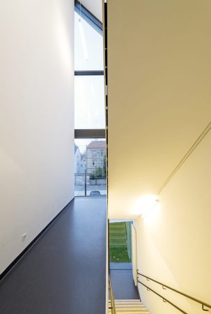 Netzwerkarchitekten, Gemeindehaus, Kindertagessttte, Kita, Kfertal, Mannheim, Satteldach, Dach, roof, pitched roof, Kindergarten, Fassade, facade, harzgetrnktes Papier, Linoleum, Parkett, Stahl, steel