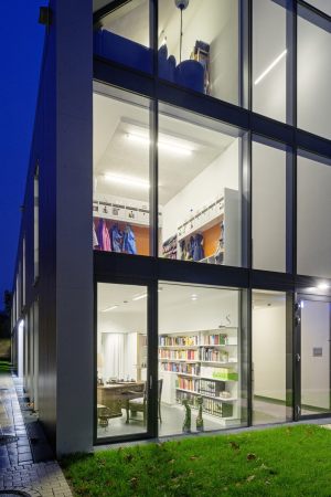 Netzwerkarchitekten, Gemeindehaus, Kindertagessttte, Kita, Kfertal, Mannheim, Satteldach, Dach, roof, pitched roof, Kindergarten, Fassade, facade, harzgetrnktes Papier, Linoleum, Parkett, Stahl, steel