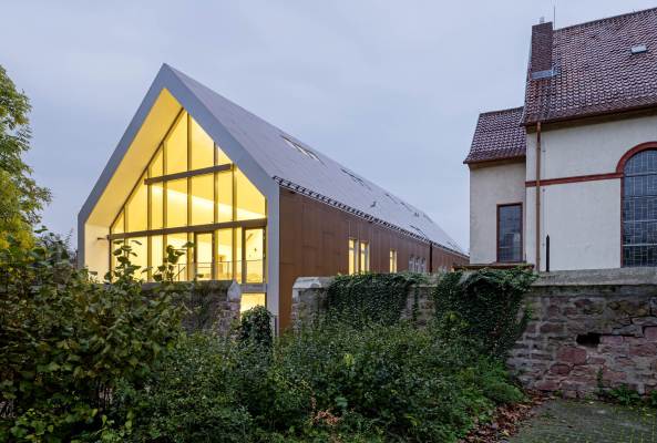 Netzwerkarchitekten, Gemeindehaus, Kindertagessttte, Kita, Kfertal, Mannheim, Satteldach, Dach, roof, pitched roof, Kindergarten, Fassade, facade, harzgetrnktes Papier, Linoleum, Parkett, Stahl, steel