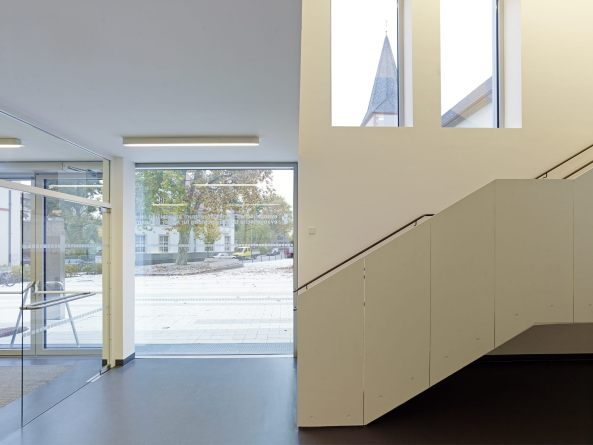 Netzwerkarchitekten, Gemeindehaus, Kindertagessttte, Kita, Kfertal, Mannheim, Satteldach, Dach, roof, pitched roof, Kindergarten, Fassade, facade, harzgetrnktes Papier, Linoleum, Parkett, Stahl, steel