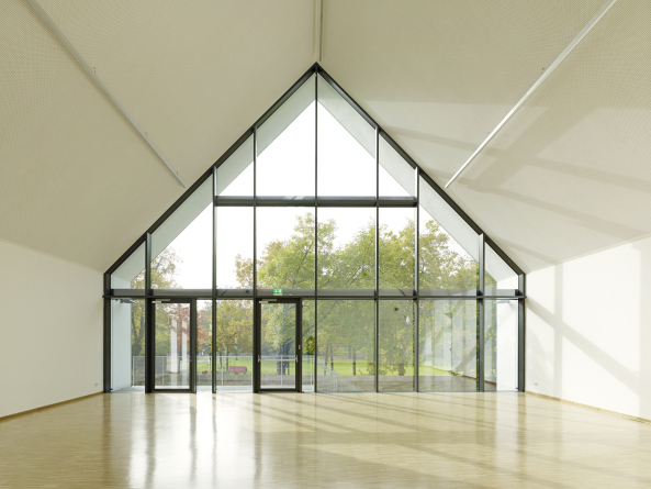 Netzwerkarchitekten, Gemeindehaus, Kindertagessttte, Kita, Kfertal, Mannheim, Satteldach, Dach, roof, pitched roof, Kindergarten, Fassade, facade, harzgetrnktes Papier, Linoleum, Parkett, Stahl, steel