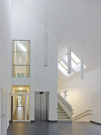 Netzwerkarchitekten, Gemeindehaus, Kindertagessttte, Kita, Kfertal, Mannheim, Satteldach, Dach, roof, pitched roof, Kindergarten, Fassade, facade, harzgetrnktes Papier, Linoleum, Parkett, Stahl, steel