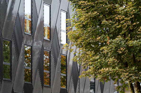 B�thune, Drama, Theater, Fassade, Manuelle Gautrand, Bestand, Erweiterung, Neubau, Schwarz, Philippe Ruaul, Agathe Alexis, Alain Barsacq, Paneele, Rot, Boulevard Victor Hugo, �berformung, red facade, black, theatre, extension, new building