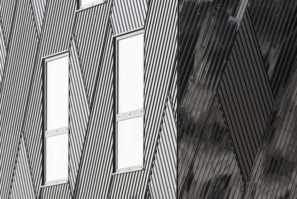 B�thune, Drama, Theater, Fassade, Manuelle Gautrand, Bestand, Erweiterung, Neubau, Schwarz, Philippe Ruaul, Agathe Alexis, Alain Barsacq, Paneele, Rot, Boulevard Victor Hugo, �berformung, red facade, black, theatre, extension, new building