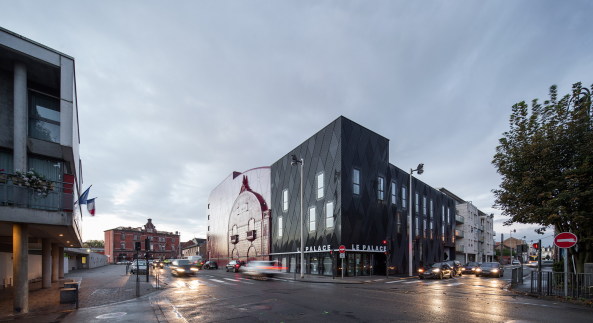 Bthune, Drama, Theater, Fassade, Manuelle Gautrand, Bestand, Erweiterung, Neubau, Schwarz, Philippe Ruaul, Agathe Alexis, Alain Barsacq, Paneele, Rot, Boulevard Victor Hugo, berformung, red facade, black, theatre, extension, new building