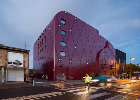 Bthune, Drama, Theater, Fassade, Manuelle Gautrand, Bestand, Erweiterung, Neubau, Schwarz, Philippe Ruaul, Agathe Alexis, Alain Barsacq, Paneele, Rot, Boulevard Victor Hugo, berformung, red facade, black, theatre, extension, new building